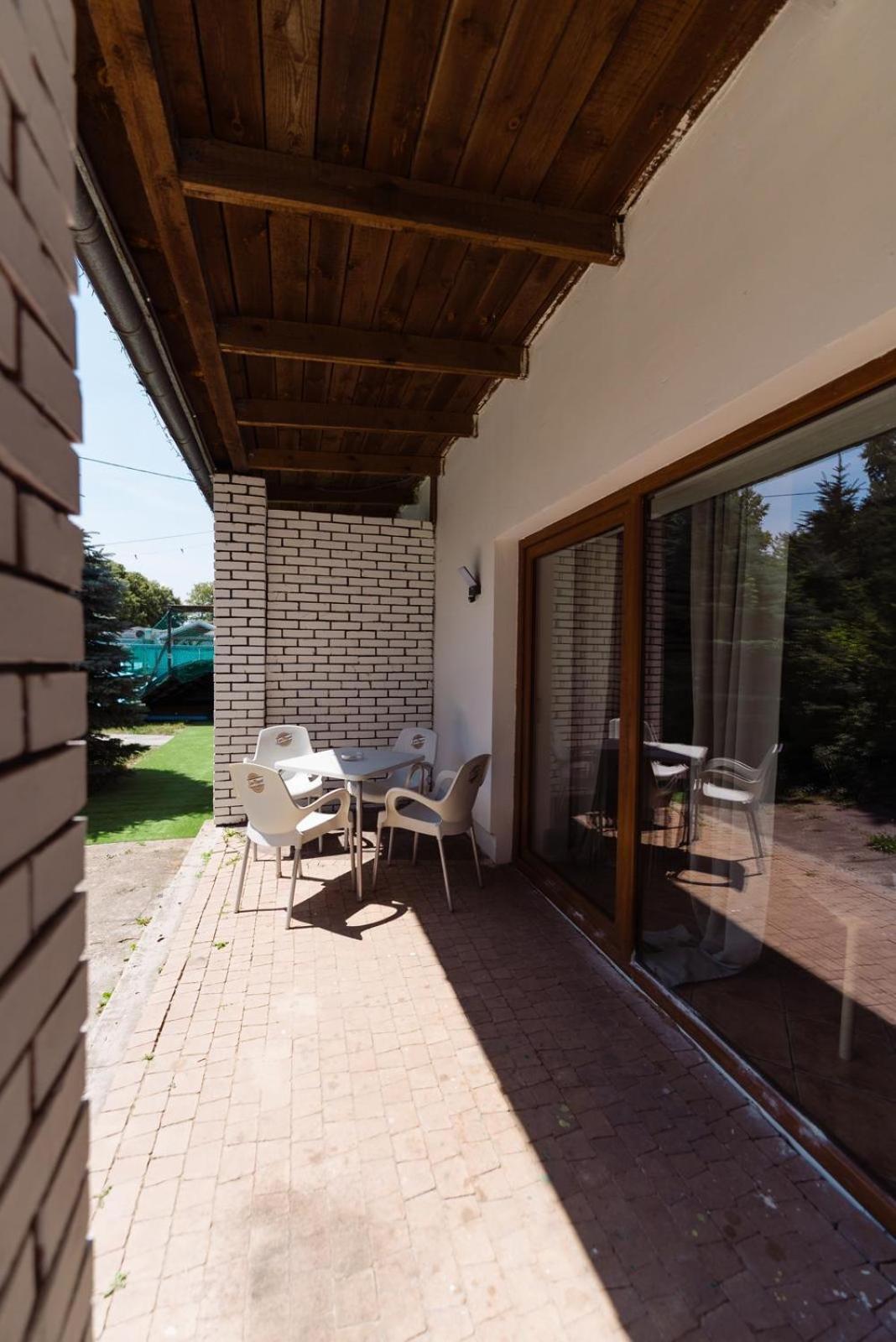 Wake Villa Brwinow Exterior photo